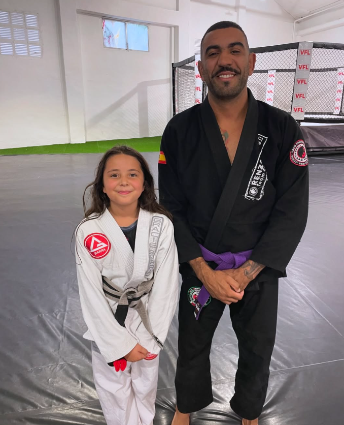 Antonio “Nego” Paulo con gi de jiu jitsu junto a una alumna del club