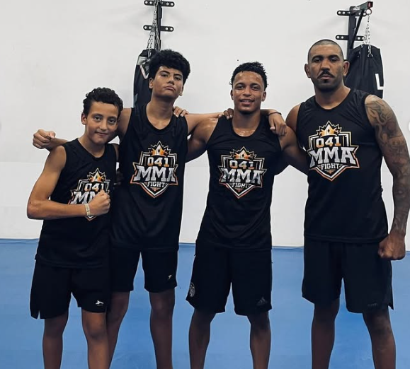 Alumnos y entrenador de MMA con la camiseta de 041 MMA Fight